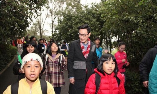张信哲带孩子团游玩 首次分享出游秘籍 张信哲带孩子团游玩 首次分享出游秘籍