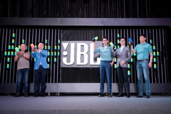 JBL携手张彬彬共同发布JBL PULSE3音乐脉动