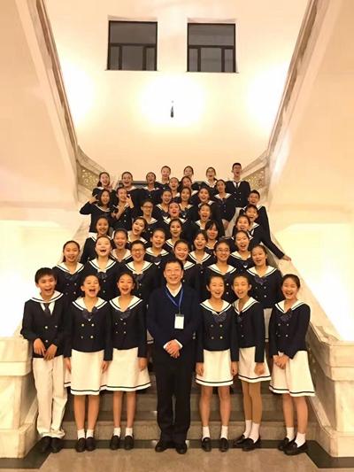 许德昌老师与171中学金帆合唱团的同学们在一起
