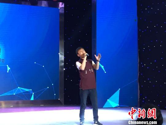 7月2日，藏族歌手献唱发布会。　赵玉芹摄