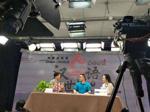 双语主持人麦小龙回归央视主持新节目《汉语世