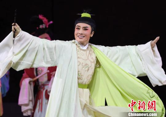 福建省芳华越剧团尹派大戏《柳永》在北京国家大剧院上演，受到观众的好评。　高尚摄