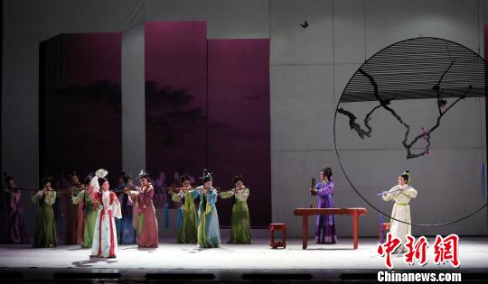 福建省芳华越剧团尹派大戏《柳永》在北京国家大剧院上演，受到观众的好评。　高尚摄
