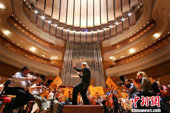 图为太平洋交响乐团演奏中(资料图)。　重庆大剧院供图摄