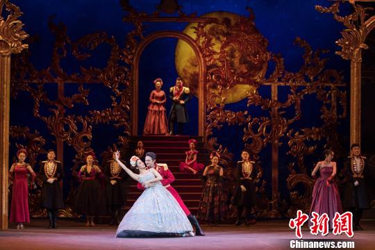 音乐剧《灰姑娘》中文版还首度启用了虚拟乐团技术。剧方供图
