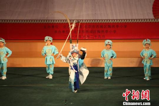 京剧进校园北京小学生演绎经典唱段