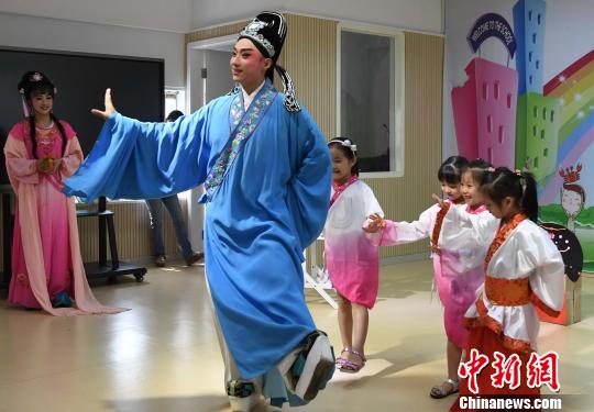 福建省實驗閩劇院二級演員鄧振輝為孩子們示範閩劇小生的表演招式。　記者劉可耕攝