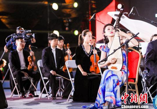 图为开幕式上举行了“丝路与长城对话”大型交响乐演出。　钟欣摄