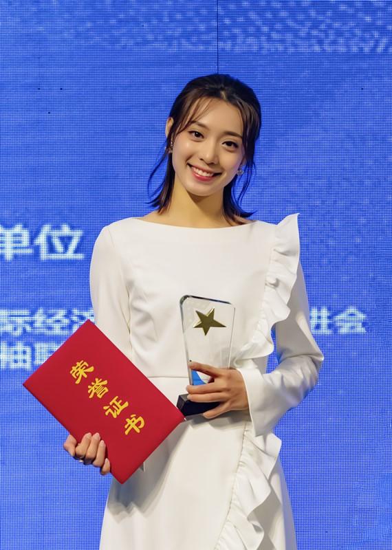 中意国际文化艺术交流论坛形象大使郝文婷化身“丑娘娘”造型丑出新高度
