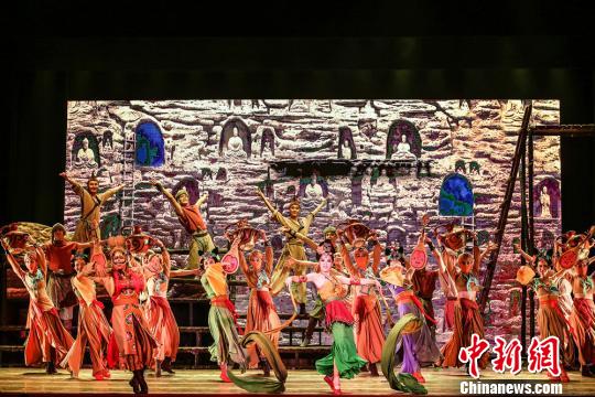 有着“可移动的敦煌”“中国版《罗密欧与朱丽叶》”之称的舞剧《大梦敦煌》由兰州歌舞剧院创作演出，该剧以古代敦煌为时空背景，讲述青年画师莫高和少女月牙的动人爱情故事。　兰州演艺集团供图摄