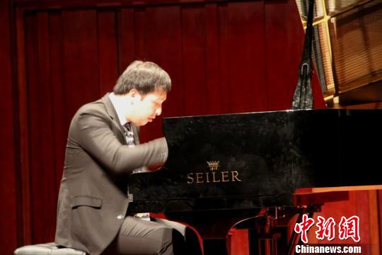 日本鋼琴家二見勇氣青海演繹久石讓系列作品