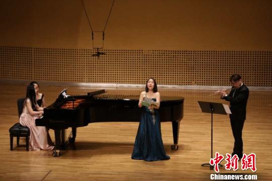 78岁钢琴家鲍蕙荞亮相青马音乐节冀传承中国民歌文化