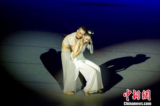 “刘三姐”和“阿牛哥”演绎恩爱情谊。　赵远摄