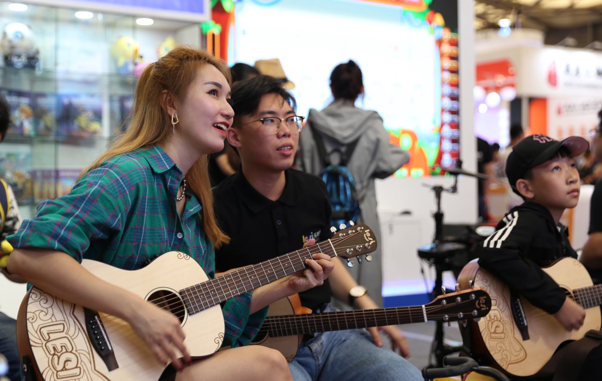 乐斯吉他课程亮相上海乐展,展现智能音乐教育