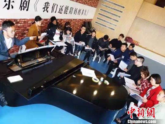 山西20名年轻人两月排出本土音乐剧诠释“如何爱妈妈”