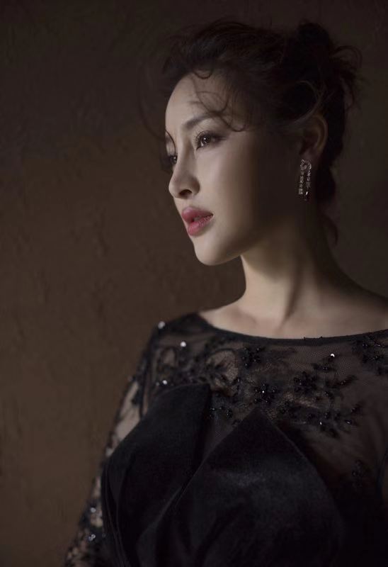 甘婷婷亮相海南岛电影节 携《鹰猎长空》为中