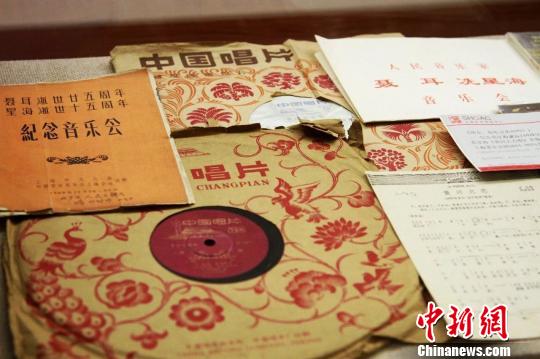 百余张红色经典黑胶唱片在沪展出勾起沪人回忆