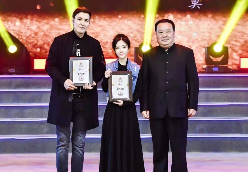 冯提莫获颁中国演出行业协会直播+演艺推广