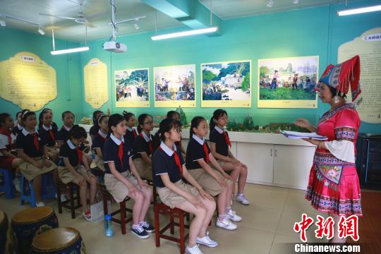 陆连芳给小学生们讲解山歌知识。　朱柳融摄