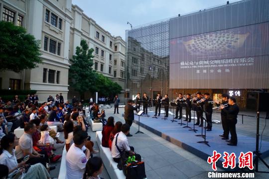 国家大剧院五月音乐节公益演出戴中晖小号重奏团的演奏吸引了往来的市民。　牛小北摄