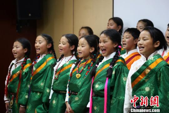 图为玉树藏族童声合唱团成员表演。　罗云鹏摄