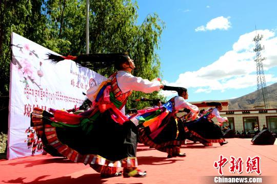 在中国文化和自然遗产日前夕，西藏山南市琼结县民族优秀服装、工艺品、舞蹈、音乐和酒文化等非遗项目集体亮相，为当地民众呈现文化饕餮盛宴。图为展演现场国家级非物质文化遗产久河卓舞正在展示卓舞的魅力。　伦珠泽仁摄