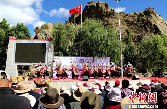 在中国文化和自然遗产日前夕，西藏山南市琼结县民族优秀服装、工艺品、舞蹈、音乐和酒文化等非遗项目集体亮相，为当地民众呈现文化饕餮盛宴。图为非遗展演活动现场。　伦珠泽仁摄