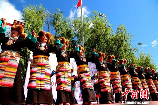 在中国文化和自然遗产日前夕，西藏山南市琼结县民族优秀服装、工艺品、舞蹈、音乐和酒文化等非遗项目集体亮相，为当地民众呈现文化饕餮盛宴。图为自治区级非物质文化遗产拉玉谐青代表正在表演谐青。　伦珠泽仁摄