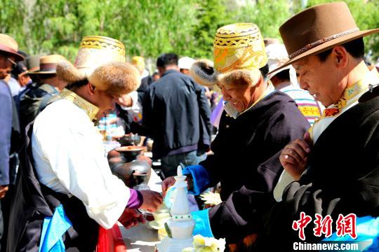 在中国文化和自然遗产日前夕，西藏山南市琼结县民族优秀服装、工艺品、舞蹈、音乐和酒文化等非遗项目集体亮相，为当地民众呈现文化饕餮盛宴。图为农牧民群众在水晶玉石展区参观。　伦珠泽仁摄