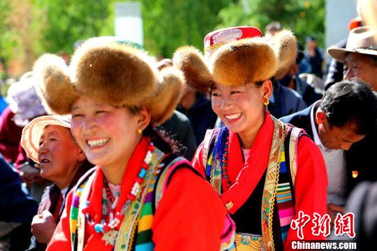 在中国文化和自然遗产日前夕，西藏山南市琼结县民族优秀服装、工艺品、舞蹈、音乐和酒文化等非遗项目集体亮相，为当地民众呈现文化饕餮盛宴。图为该县农牧民群众身着节日盛装观看非遗展演。　伦珠泽仁摄