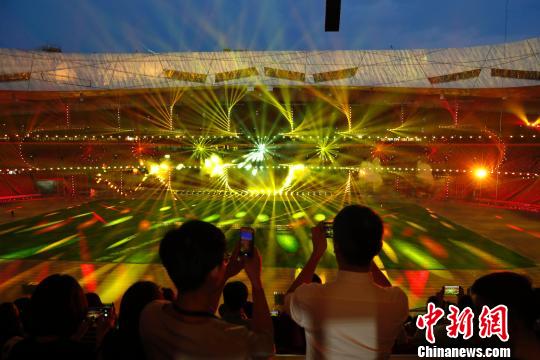 6月18日晚，2019“造梦·鸟巢”大型视听光影秀亮相国家体育场(鸟巢)，以声光影多彩形式展现新中国发展的壮丽历程。图为光影秀现场。(完)韩海丹摄
