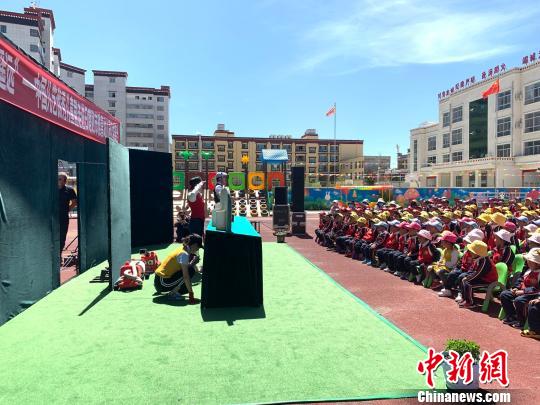 中国儿艺送戏到西藏克服高原反应公益演出10场