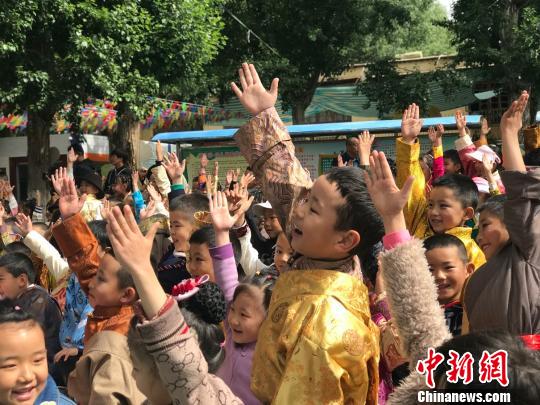 幼儿园里的西藏小朋友非常热情。中国儿艺供图