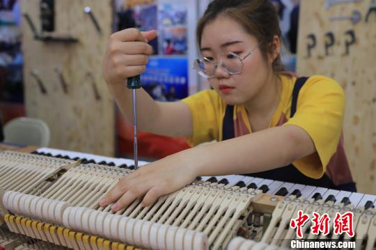 展会上沈阳音乐学院音乐科技系学生现场制作乐器。　沈殿成摄