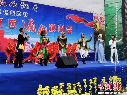 7月8日是农历“六月六”，来自中国西北五省(区)百余民间艺人在青海门源唱响“花儿”。图为西北五省(区)“花儿”演唱会现场。　王雅慧摄