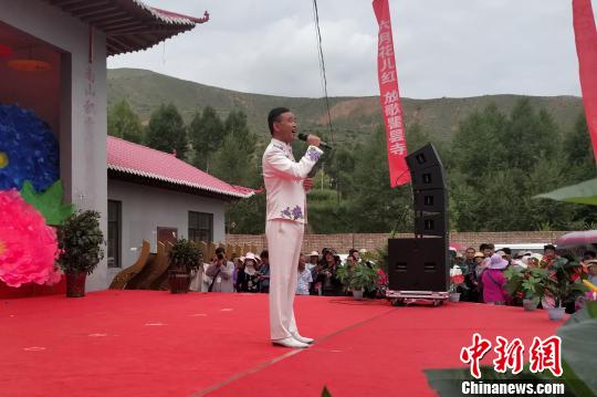 图为花儿歌手刘启元在17日的瞿昙寺花儿会上演唱，　鲁丹阳摄