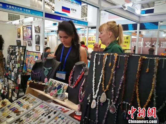 琳琅满目的展品。　刘锡菊摄