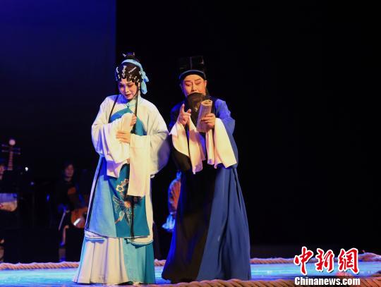 黄新德在剧中饰演朱买臣(右一)。　杨迪摄