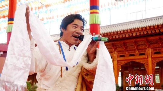 图为藏族民间歌手唱民歌。　张添福摄