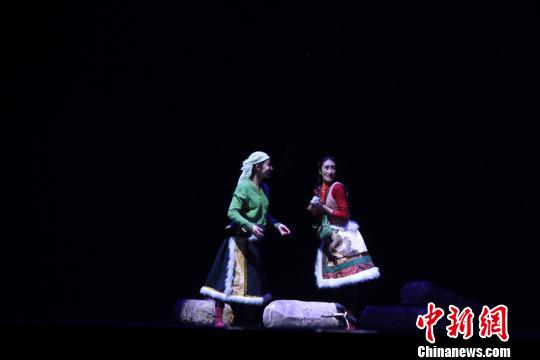 7月21日晚，首届西部五省区藏族舞蹈展演活动在甘肃省甘南藏族自治州夏河县举行。(资料图)徐雪摄