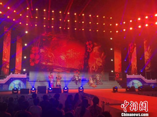 来自广西的壮族姑娘韦旭秋和同伴们正在演唱。　李庭耀摄
