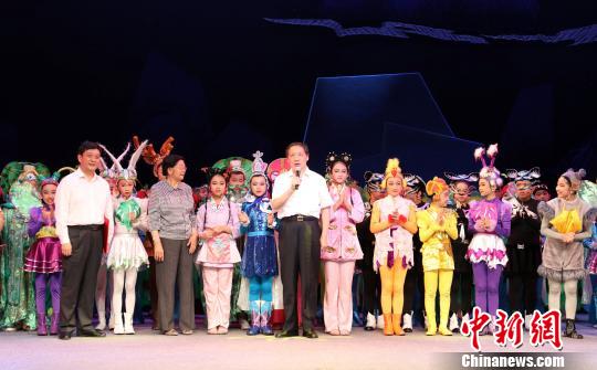 文化和旅游部副部长李金早宣布第九届中国儿童戏剧节闭幕钟欣摄