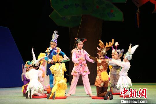 中国、新加坡学生联合献演经典少儿音乐剧《马兰花》