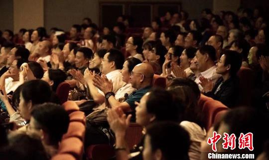 《那拉提恋歌》在北京人民艺术剧院、首都剧场上演时深受好评。　郝晨光摄