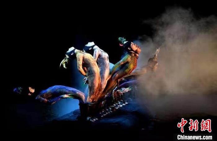 11月2日晚，由中国著名舞蹈家杨丽萍担任总编导的现代舞剧《春之祭》在福州海峡文化艺术中心上演。　吕明摄