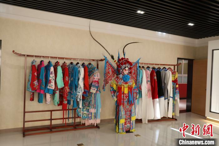 宁夏银川市秦腔传承保护基地化妆室内排列整齐的戏服。李佩珊摄