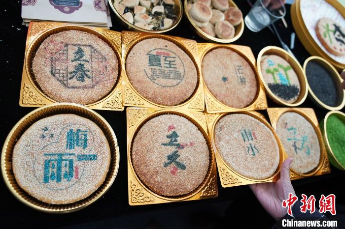 衢州麻饼中展现的十二节气。　潘旭临摄
