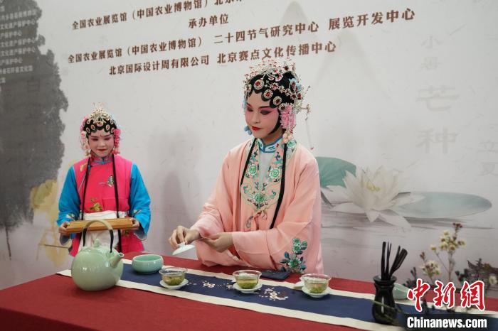 通过戏曲表演表现十二节气与茶饮的传统文化关系。　潘旭临摄