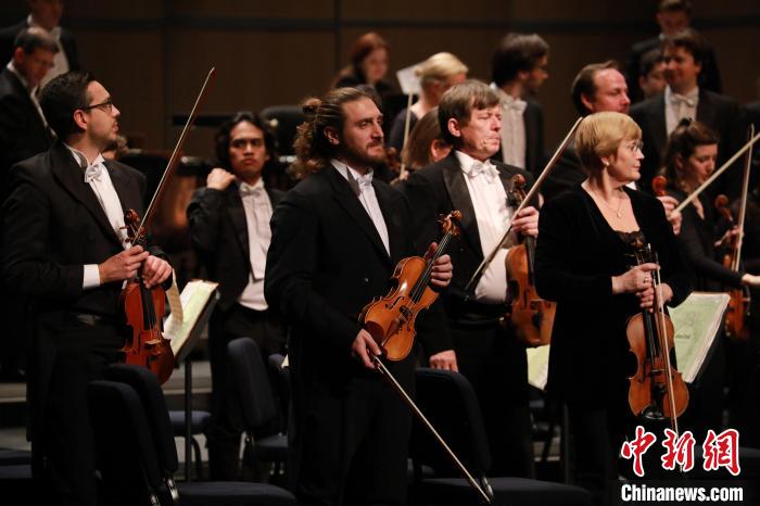 德国柏林交响乐团4日晚在福州海峡文化艺术中心上演新年音乐会。供图