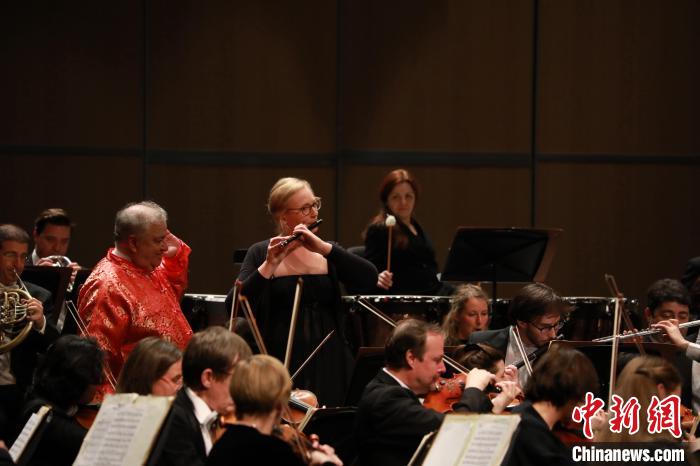 德国柏林交响乐团4日晚在福州海峡文化艺术中心上演新年音乐会。供图